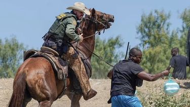 VIDEO| Impacto: Patrulla Fronteriza de EE.UU. repele inmigrantes haitianos a latigazos
