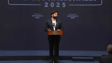 ¿Por qué no los llenamos de murales?: La propuesta del presidente Boric a Mono González para dar color a La Moneda