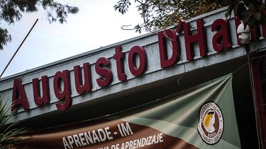 Estudiantes del Liceo Augusto DHalmar de Ñuñoa acusan de transfóbico a director del establecimiento