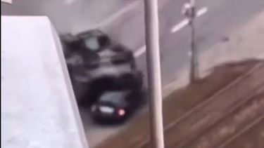 VIDEO| Tanque aplasta automóvil de anciano en Ucrania y genera repudio mundial
