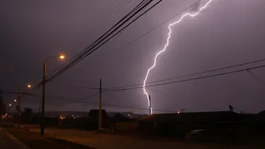 DMC confirma lluvia y probables tormentas eléctricas para la Región Metropolitana hoy lunes 16 de marzo