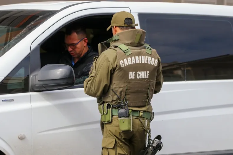 intento sobornar a carabineros con 100 mil por no tener licencia  incumplia arresto domiciliario y fue detenido.webp