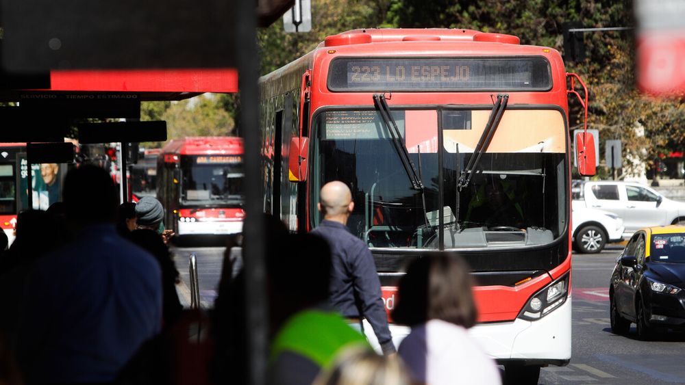 Paradero del Transantiago con personas esperando micro por dichos de ministro Louis de Grange - Agencia Uno
