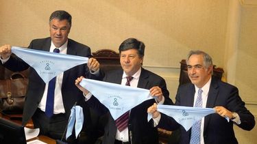Ossandón reparte pañuelos celestes en contra del aborto y los derechos de las mujeres