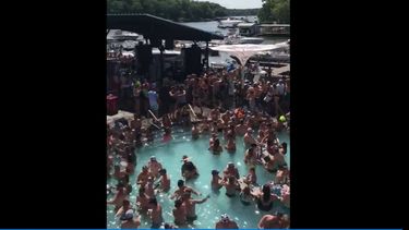 VIDEO: Millones de visitas suma registro de cientos de personas en la piscina de un bar en EE.UU. en plena pandemia
