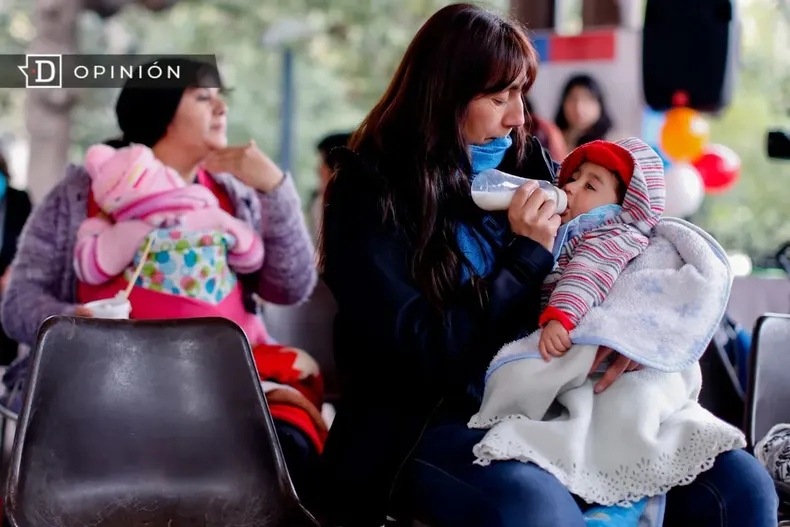 20792 mujeres dando leche sus bebes en una sala de espera.webp