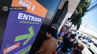 El Desconcierto | 29247 jovenes entrando a un colegio a dar la paes.webp