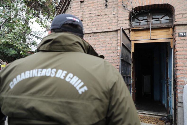 familias hacinadas y un detenido por ordenes vigentes de robo desalojan casa tomada en santiago.jpg