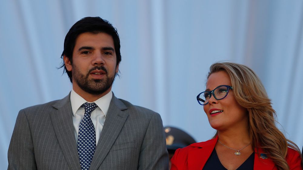 Por malversación de caudales públicos y fraude al fisco: Presentan querella contra Cathy Barriga, Joaquín Lavín Jr. y sus asesores