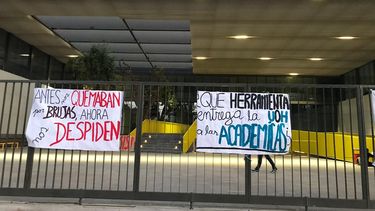 Protesta por académicas desvinculadas: Estudiantes de Salud ocupan el frontis del campus de Rancagua de la U. de OHiggins