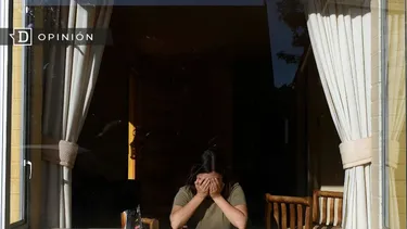 El Desconcierto | 24164 mujer en una ventana cubriendose el rostro.webp