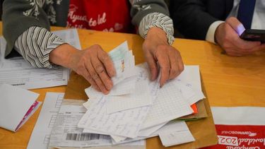 Viejo Pascuero con nuevos ayudantes: Adultos mayores leerán 15.000 cartas de niños en Correos