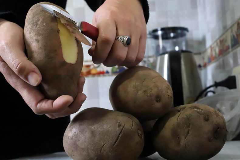 El ritual de las papas es el que más se hace en Chile para la Noche de San Juan -&nbsp; Agencia Uno