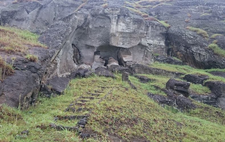 Zona de la cantera en el volcán Rano Raraku de Rapa Nui - Foto: Cristian Neira - El Desconcierto
