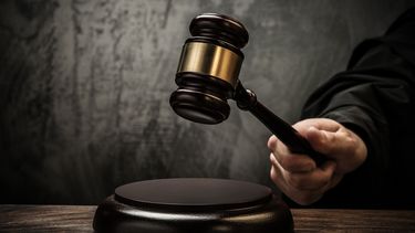 Jefes le hicieron encerrona en reunión obligándola a renunciar: Denunció y deberán pagarle $11 millones
