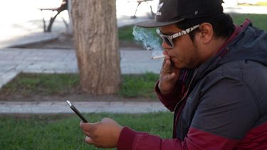 Ojo fumadores: Estudio relaciona el uso del celular, el cigarro y enfermedades cardiovasculares