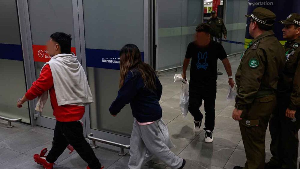 Trump envía tercer vuelo con chilenos deportados desde EE.UU.: No venía ladrón de cartera a secretaria de seguridad