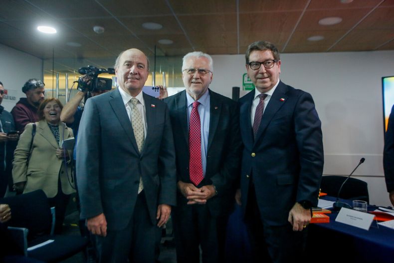 Los ministros de Hacienda, Jorge Quiroz y de Economía-Minería, Daniel Mas junto al presidente de Codelco, Máximo Pacheco. - Agencia Uno