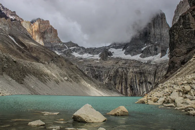 rusos usaron cocinilla en zona prohibida de torres del paine pagaran 1 millon cada uno y no podran ingresar a chile por 3 anos.webp