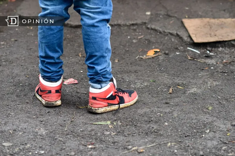 20451 foto de un nino con zapatillas desabrochadas parado en un su.webp