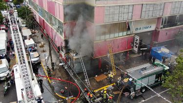 Incendio mall chino: Delegada acusa a toldos azules de entorpecer labor de Bomberos