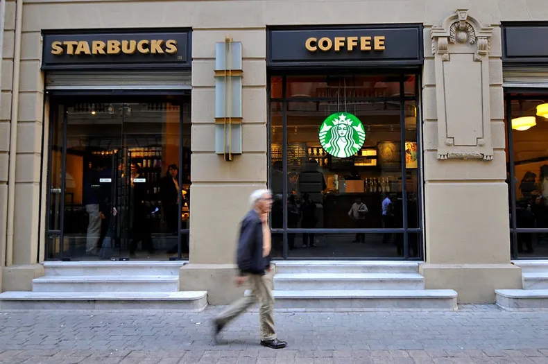 cerro local de starbucks por falta de personal y la despidieron justicia ordeno pagarle 5 mill y sindicato advirtio que no toleraran regimen de precarizacion.webp