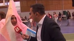 VIDEO| Una protogema: Joven llega a votar con el disfraz más insólito del Plebiscito