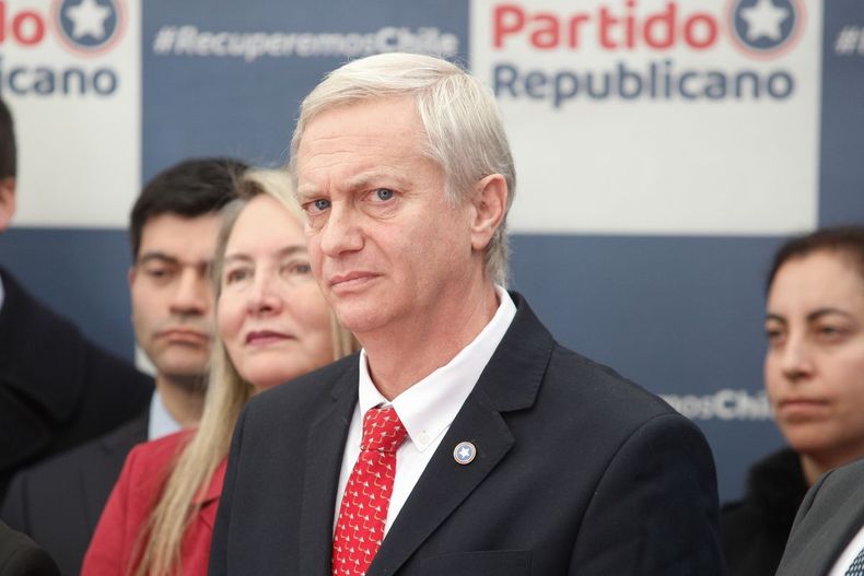Imagen de José Antonio Kast con un afiche del partido Republicano de fondo / Agencia Uno
