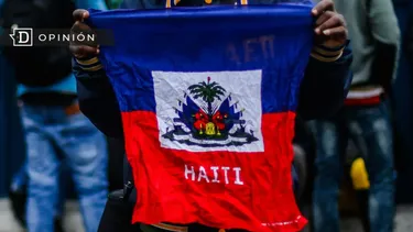 El Desconcierto | 21312 persona sosteniendo la bandera de haiti.webp