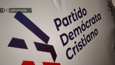 El Desconcierto | 18706 imagen de una pared que dice partido democrata cristiano.webp