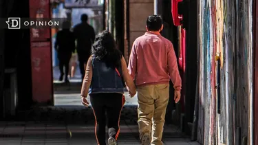 El Desconcierto | 30116 una pareja caminando de la mano por la calle.webp