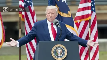 El Desconcierto | 10351 donald trump en un podio.webp