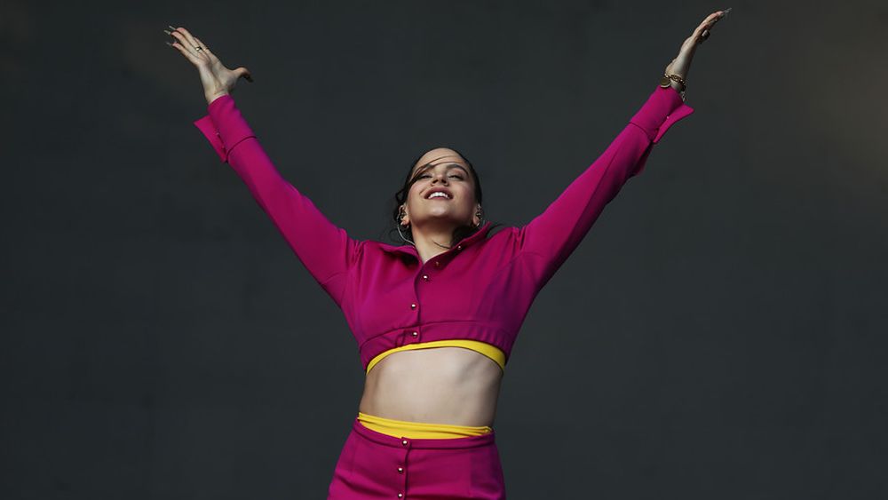 VIDEO| Rosalía sorprende con su presentación en la Semana de la Moda de París