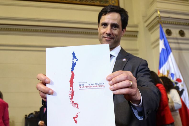 Luis Silva con la nueva Constitucion.jpg