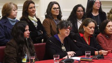 Las exministras de la Mujer, Claudia Pascual, Antonia Orellana, Carmen Andrade y Laura Albornoz, ofrecen una conferencia en el salón de lectura del ex congreso nacional, para defender la continuidad de Prodemu y llamar al Gobierno al diálogo. Créditos: Agencia Uno.