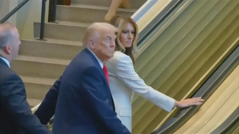 23034 trump escalera.webp