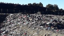 En conflicto con la comunidad, Ancud sigue desechando su basura en la cuenca de un santuario de la naturaleza y sin evaluación ambiental