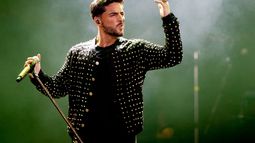 La frágil masculinidad de Maluma vuelve a quedar en evidencia por denigrante foto con grupo de mujeres