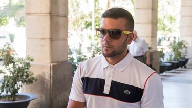 Detienen a integrante de La Manada por robar lentes de sol