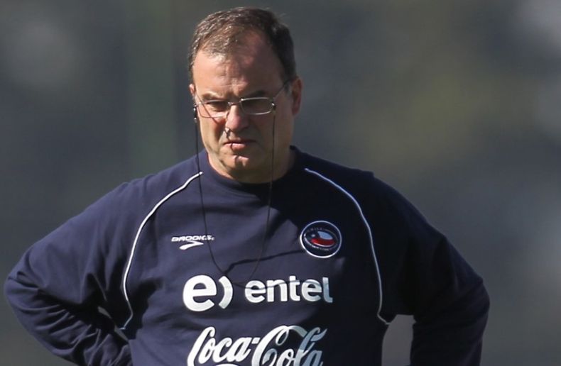 Marcelo Bielsa cuando entrenaba a Chile Agencia Uno.jpg