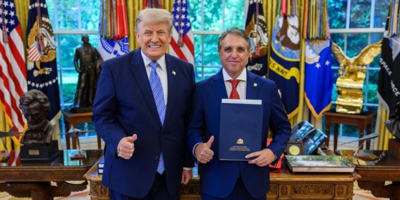 El embajador de Chile en Estados Unidos, Andrés Ergas junto a Donald Trump.