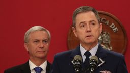 El nuevo General de Aviación Leonardo Romanini Gutiérrez junto al presidente Jose Antonio Kast. Créditos: Agencia UNO.&nbsp;