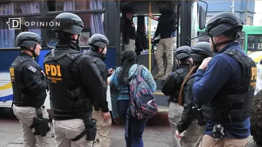 El Desconcierto | 9069 imagen de la pdi subiendo a una persona a un bus.webp