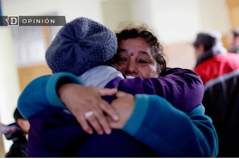 20532 dos mujeres dandose un abrazo.webp