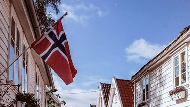 Multan con $1,6 millones a la primera ministra noruega por celebrar su cumpleaños en pandemia