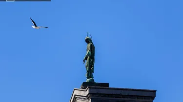 El Desconcierto | 17071 imagen de una estatua sobre una iglesia.webp