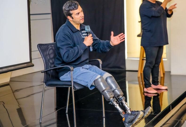 5416 adolfo almarza sera speaker del evento.jpg