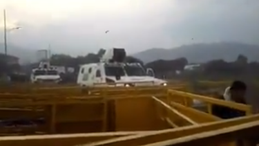 VIDEO| Fotógrafa chilena fue atropellada por tanqueta de militares venezolanos desertores
