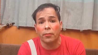 VIDEO| Pastelito se defiende luego que familia lo acusara de lanzarles chiste xenofóbico