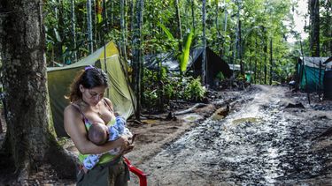 Catalina Martin-Chico, la fotógrafa que retrató a las ex guerrilleras de la FARC, visitará Chile e inaugurará muestra en el MAC